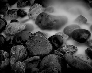 Preview wallpaper stones, wet, black white