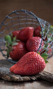 Preview wallpaper strawberries, berries, basket, ripe