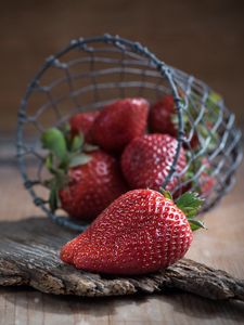 Preview wallpaper strawberries, berries, basket, ripe