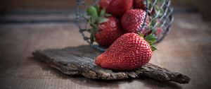 Preview wallpaper strawberries, berries, basket, ripe