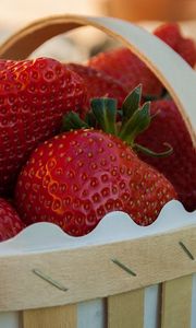 Preview wallpaper strawberries, berries, basket, ripe