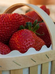 Preview wallpaper strawberries, berries, basket, ripe