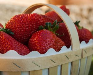 Preview wallpaper strawberries, berries, basket, ripe