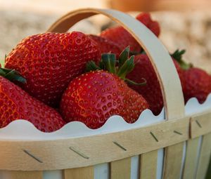 Preview wallpaper strawberries, berries, basket, ripe