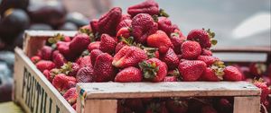 Preview wallpaper strawberries, berries, basket