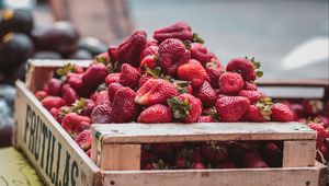 Preview wallpaper strawberries, berries, basket