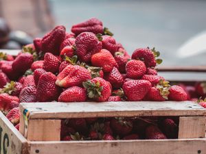 Preview wallpaper strawberries, berries, basket