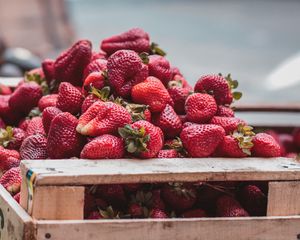 Preview wallpaper strawberries, berries, basket