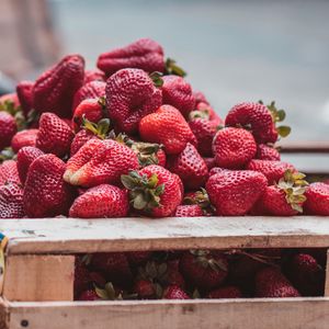 Preview wallpaper strawberries, berries, basket