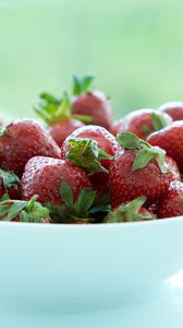 Preview wallpaper strawberries, berries, bowl, fresh
