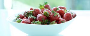 Preview wallpaper strawberries, berries, bowl, fresh