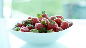 Preview wallpaper strawberries, berries, bowl, fresh