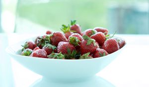 Preview wallpaper strawberries, berries, bowl, fresh