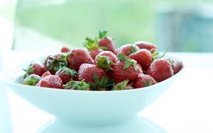 Preview wallpaper strawberries, berries, bowl, fresh