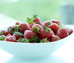 Preview wallpaper strawberries, berries, bowl, fresh