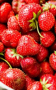 Preview wallpaper strawberries, berries, bowl, food, red