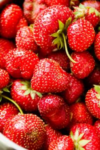 Preview wallpaper strawberries, berries, bowl, food, red