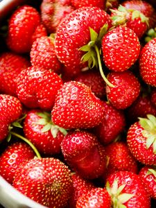 Preview wallpaper strawberries, berries, bowl, food, red