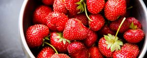 Preview wallpaper strawberries, berries, bowl, food, red