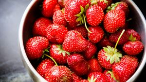 Preview wallpaper strawberries, berries, bowl, food, red