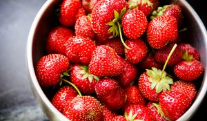 Preview wallpaper strawberries, berries, bowl, food, red