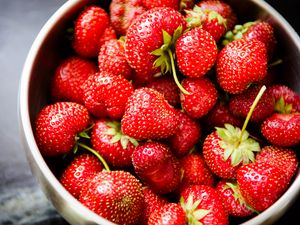 Preview wallpaper strawberries, berries, bowl, food, red