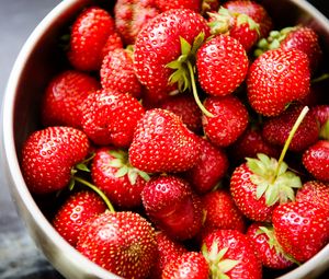 Preview wallpaper strawberries, berries, bowl, food, red
