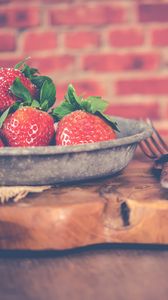 Preview wallpaper strawberries, berries, bowl, food, fresh
