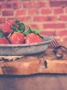 Preview wallpaper strawberries, berries, bowl, food, fresh