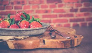 Preview wallpaper strawberries, berries, bowl, food, fresh