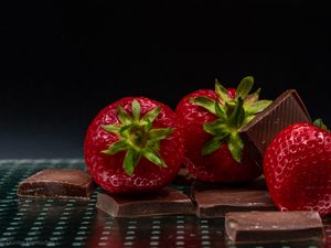 Preview wallpaper strawberries, berries, chocolate, dessert
