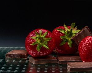 Preview wallpaper strawberries, berries, chocolate, dessert