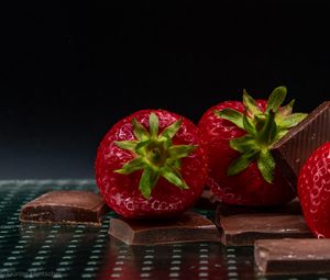 Preview wallpaper strawberries, berries, chocolate, dessert