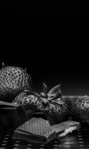 Preview wallpaper strawberries, berries, chocolate, dessert, black and white