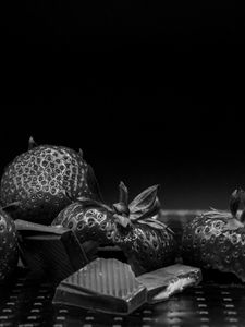 Preview wallpaper strawberries, berries, chocolate, dessert, black and white