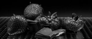 Preview wallpaper strawberries, berries, chocolate, dessert, black and white