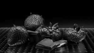 Preview wallpaper strawberries, berries, chocolate, dessert, black and white