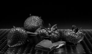 Preview wallpaper strawberries, berries, chocolate, dessert, black and white