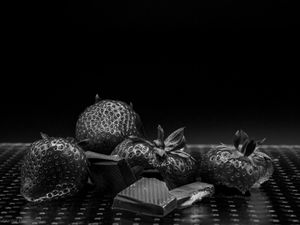 Preview wallpaper strawberries, berries, chocolate, dessert, black and white