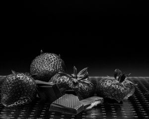 Preview wallpaper strawberries, berries, chocolate, dessert, black and white