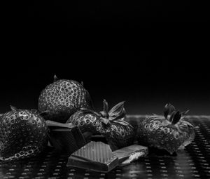 Preview wallpaper strawberries, berries, chocolate, dessert, black and white
