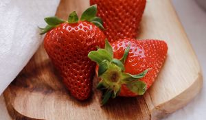 Preview wallpaper strawberries, berries, dessert