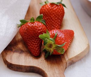 Preview wallpaper strawberries, berries, dessert
