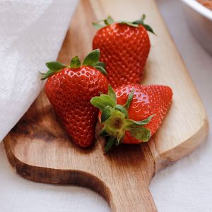 Preview wallpaper strawberries, berries, dessert