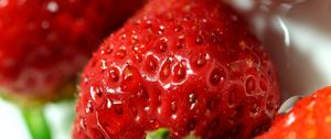 Preview wallpaper strawberries, berries, drops, food, macro, red