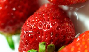 Preview wallpaper strawberries, berries, drops, food, macro, red