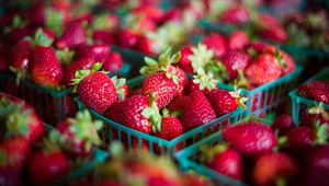 Preview wallpaper strawberries, berries, food, blur