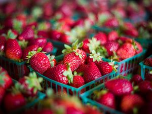 Preview wallpaper strawberries, berries, food, blur