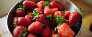 Preview wallpaper strawberries, berries, food, bowl