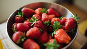 Preview wallpaper strawberries, berries, food, bowl